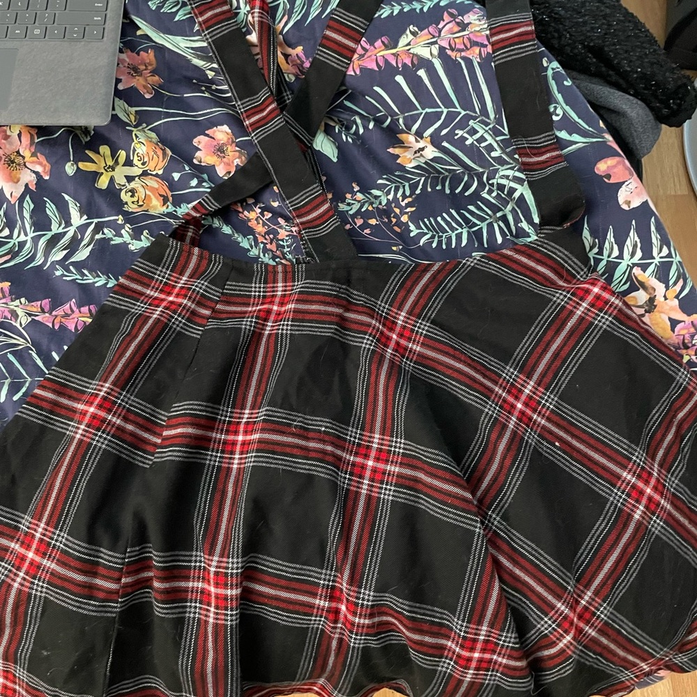 Hot topic mini skirt with suspenders